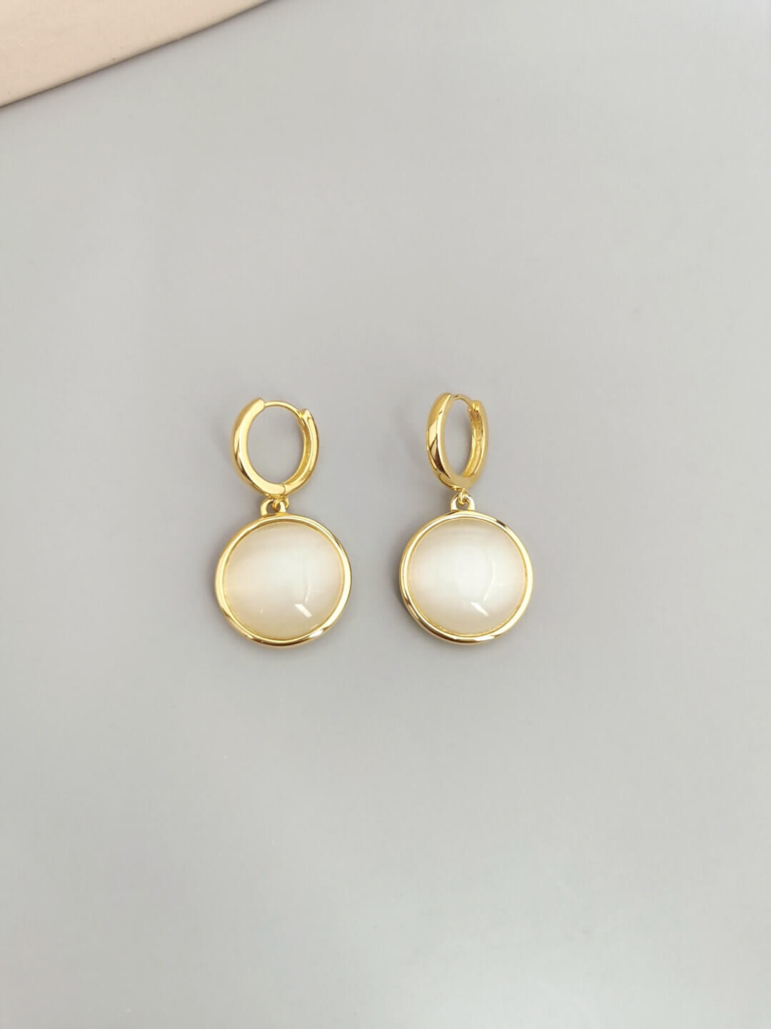Front view of cat's eye stone drop earrings in K gold S925 silver.
