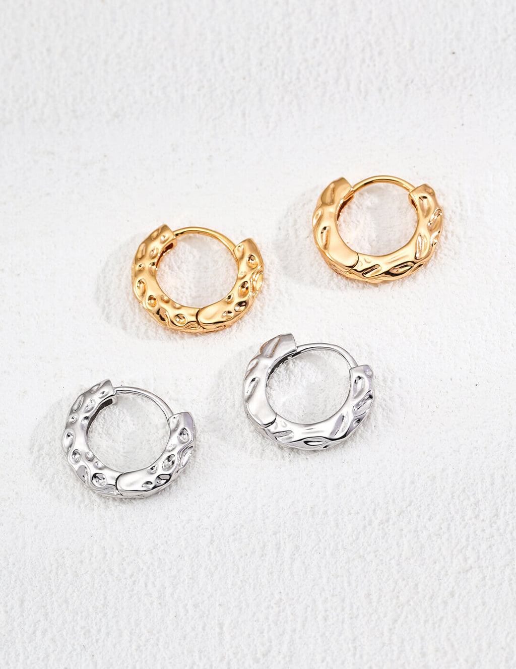 etailed view of the intricate wood grain motif craftsmanship on the sterling silver, showcasing retro design.