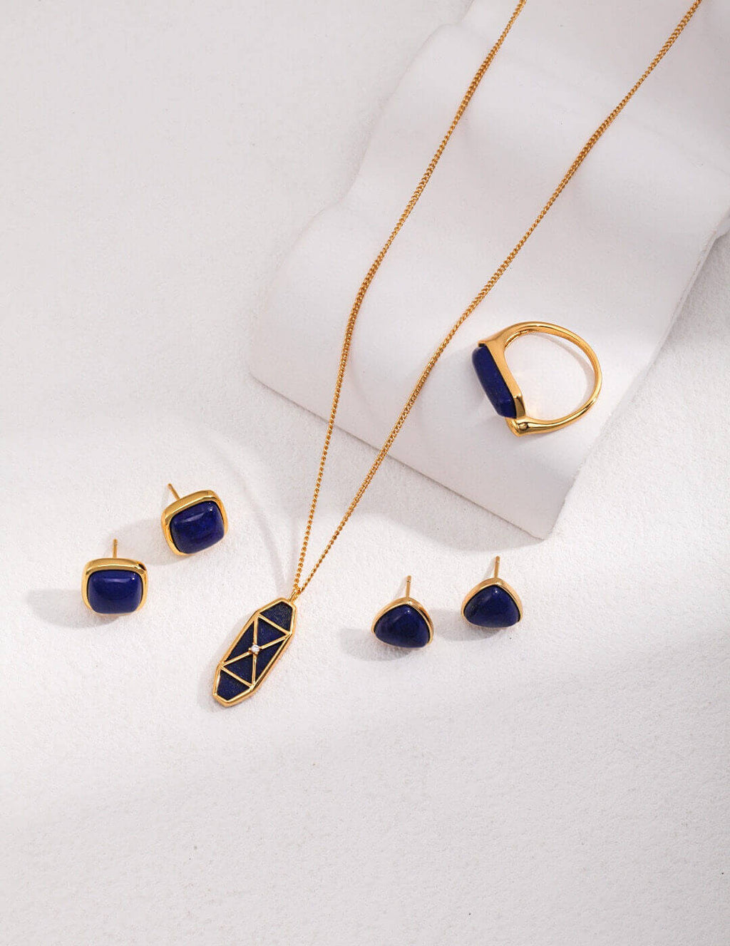 Elegant 925 sterling silver setting with warm K-gold plating, highlighting the historical charm of Lapis Lazuli.