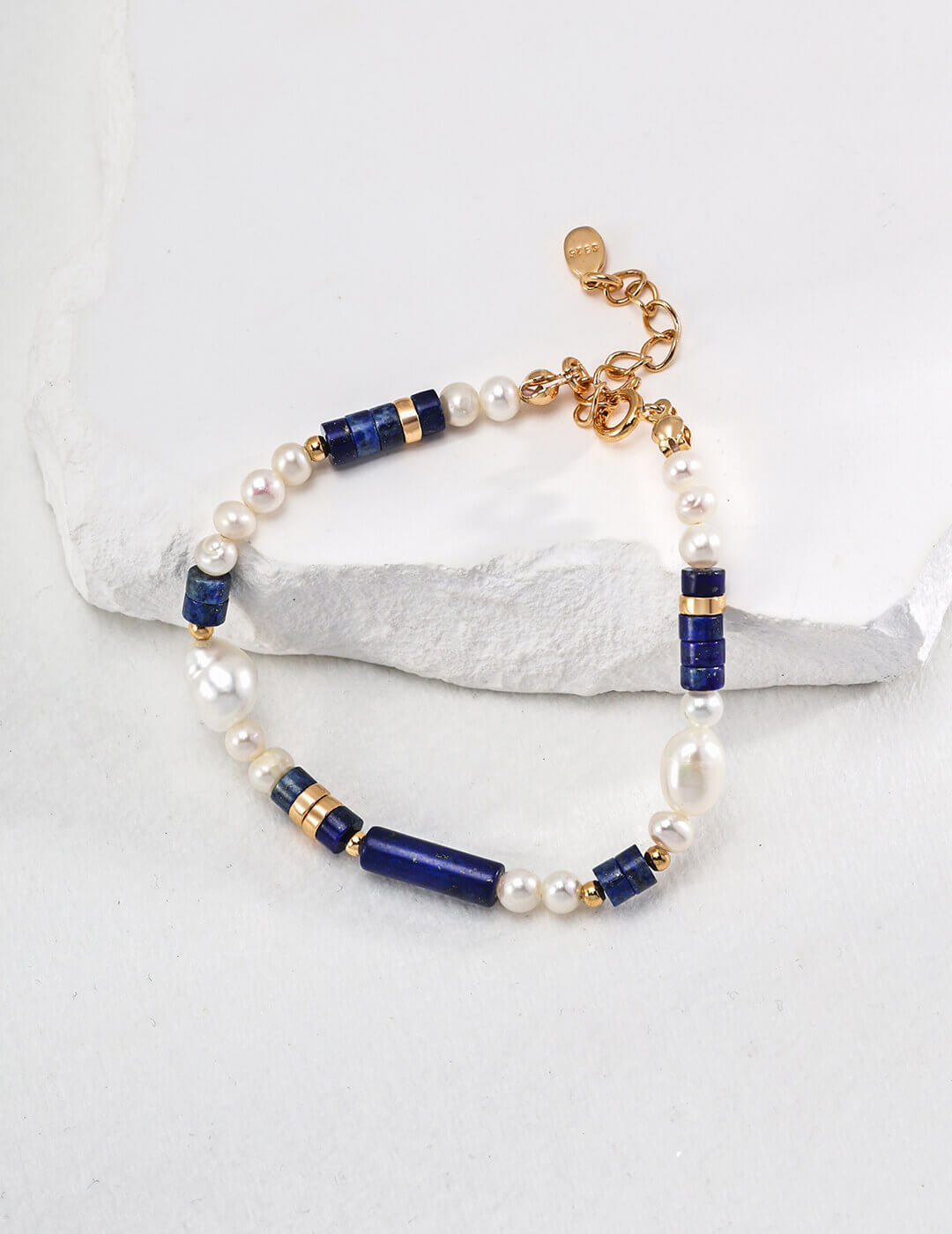 Front view of the lapis lazuli and baroque pearl bracelet in vintage gold S925 silver.