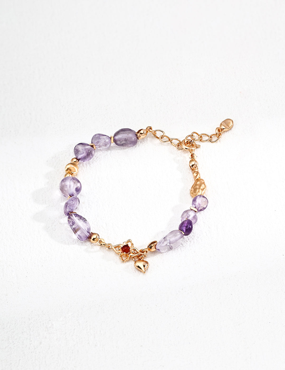 Front view of the minimalist amethyst and red agate bracelet in vintage gold S925 silver.