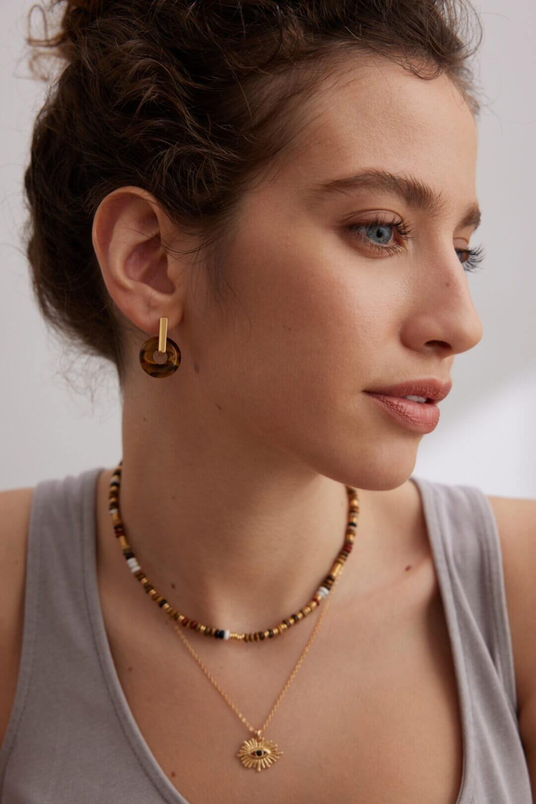 Model demonstrating how to detach the stone from the ear cuff.