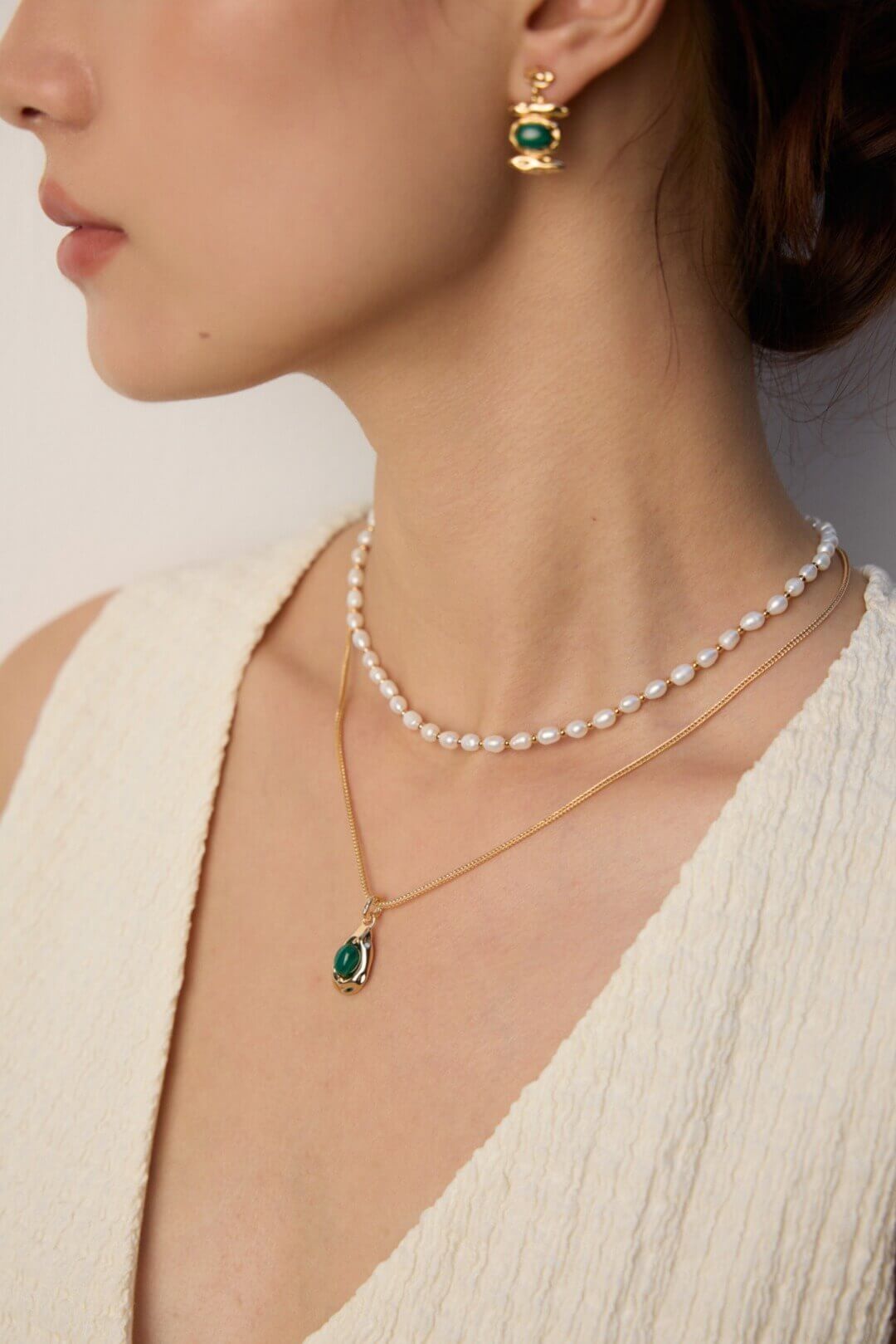 Woman showcasing the green malachite necklace with a casual daytime outfit.