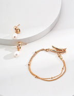 Casual daytime style with the minimalist silver bracelet.
