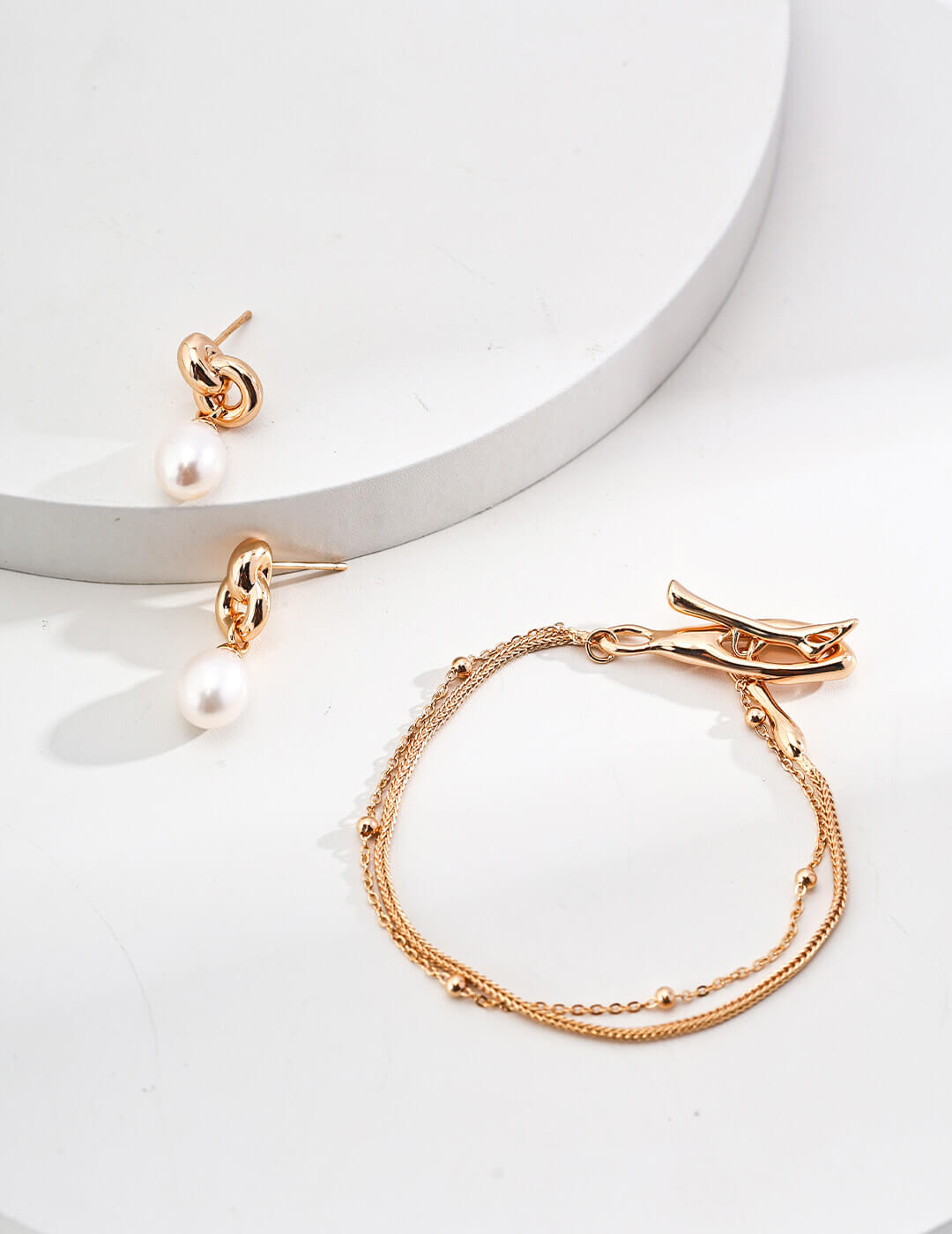 Casual daytime style with the minimalist silver bracelet.