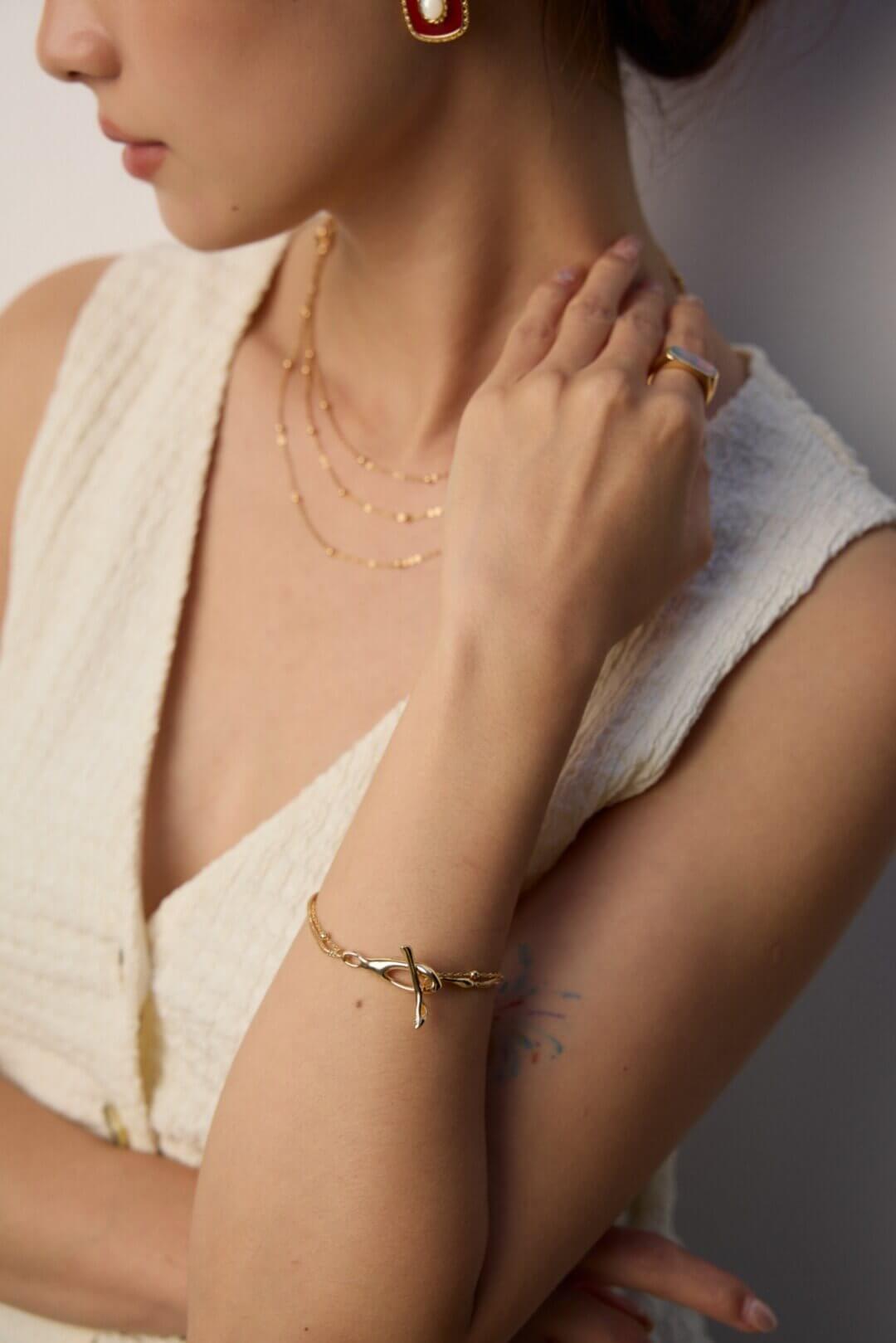 Woman wearing the minimalist S925 sterling silver bracelet on her wrist.
