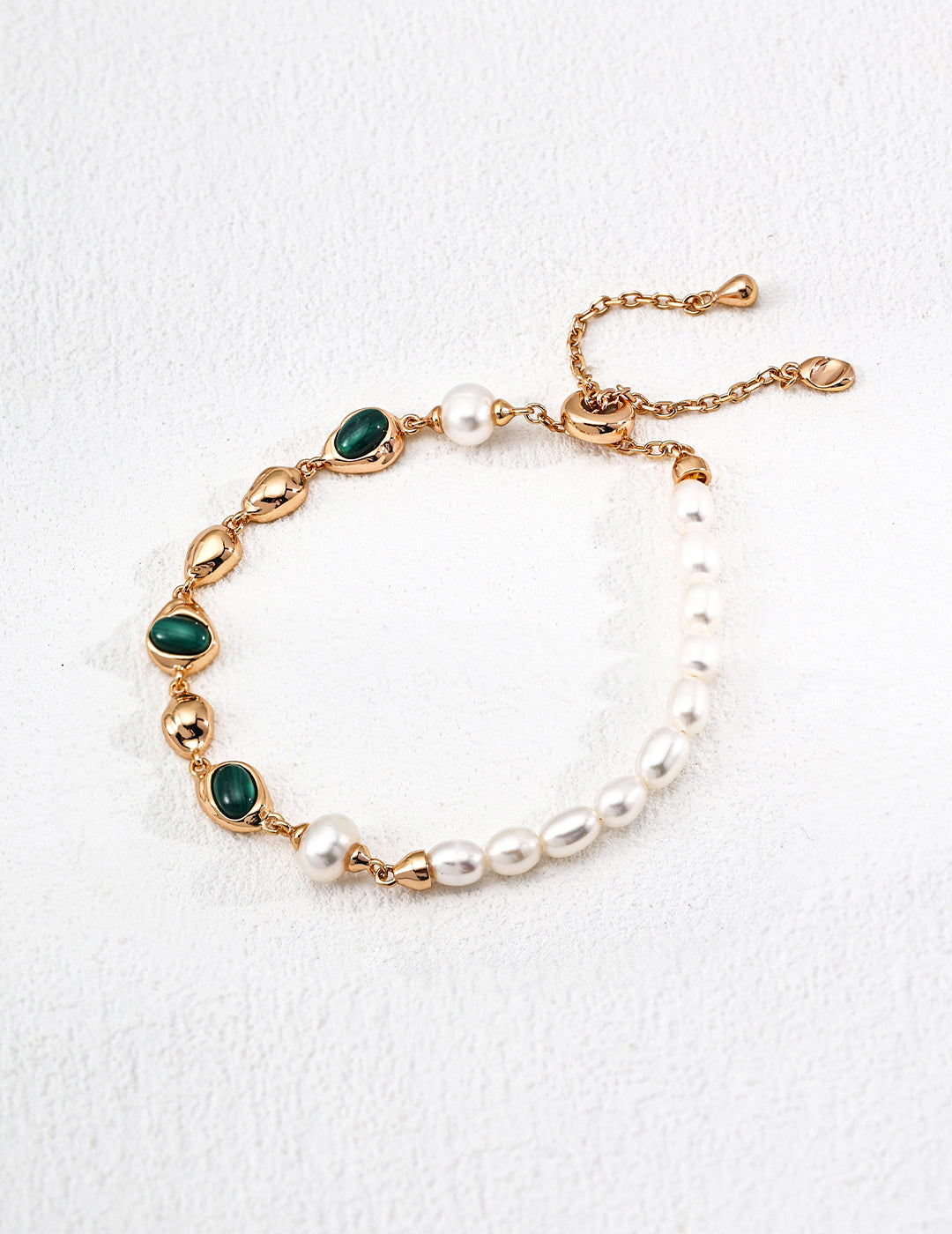 Front view of the natural pearl and malachite bracelet in vintage gold S925 silver.