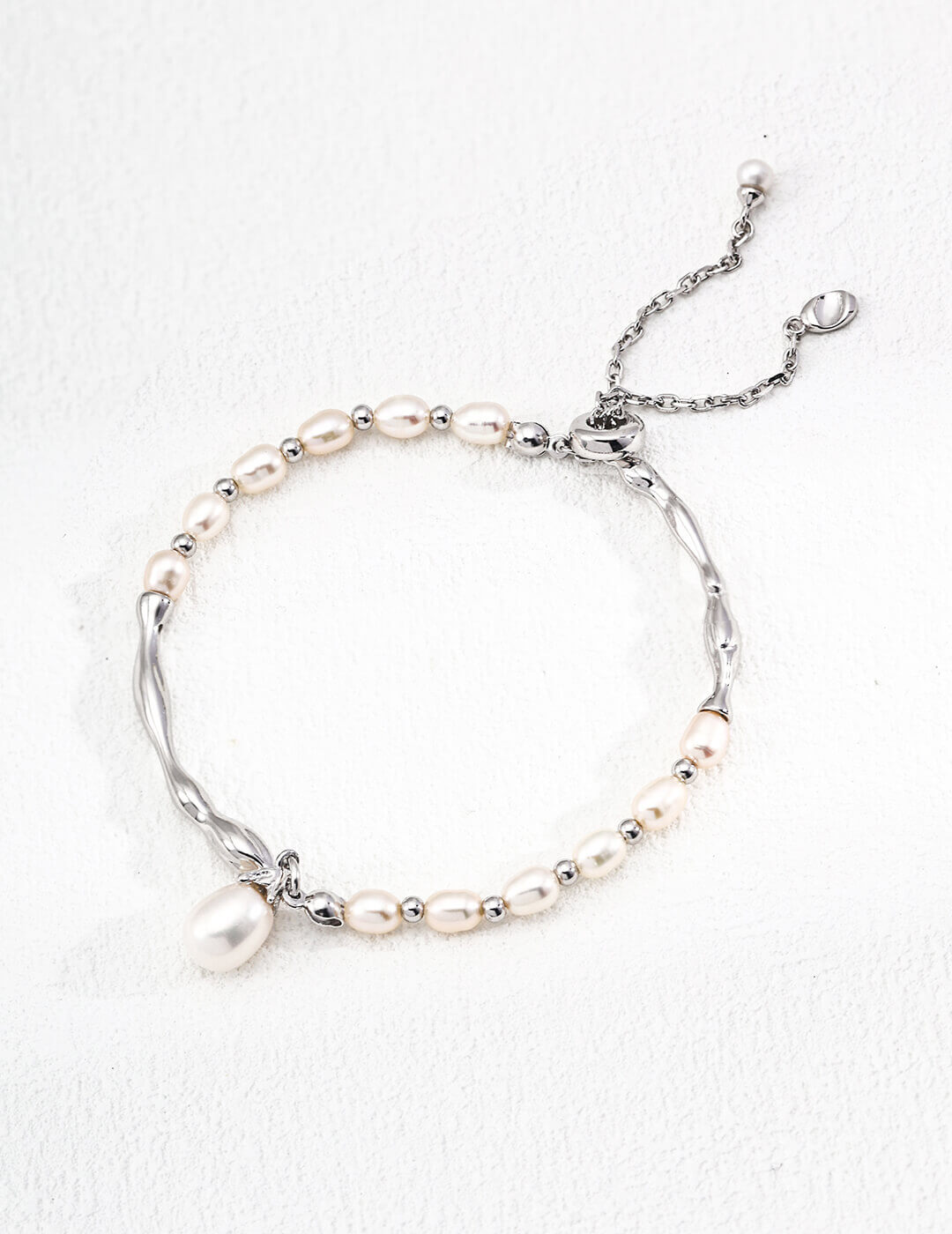 The natural pearl necklace with a classic silver S925 sterling silver chain.