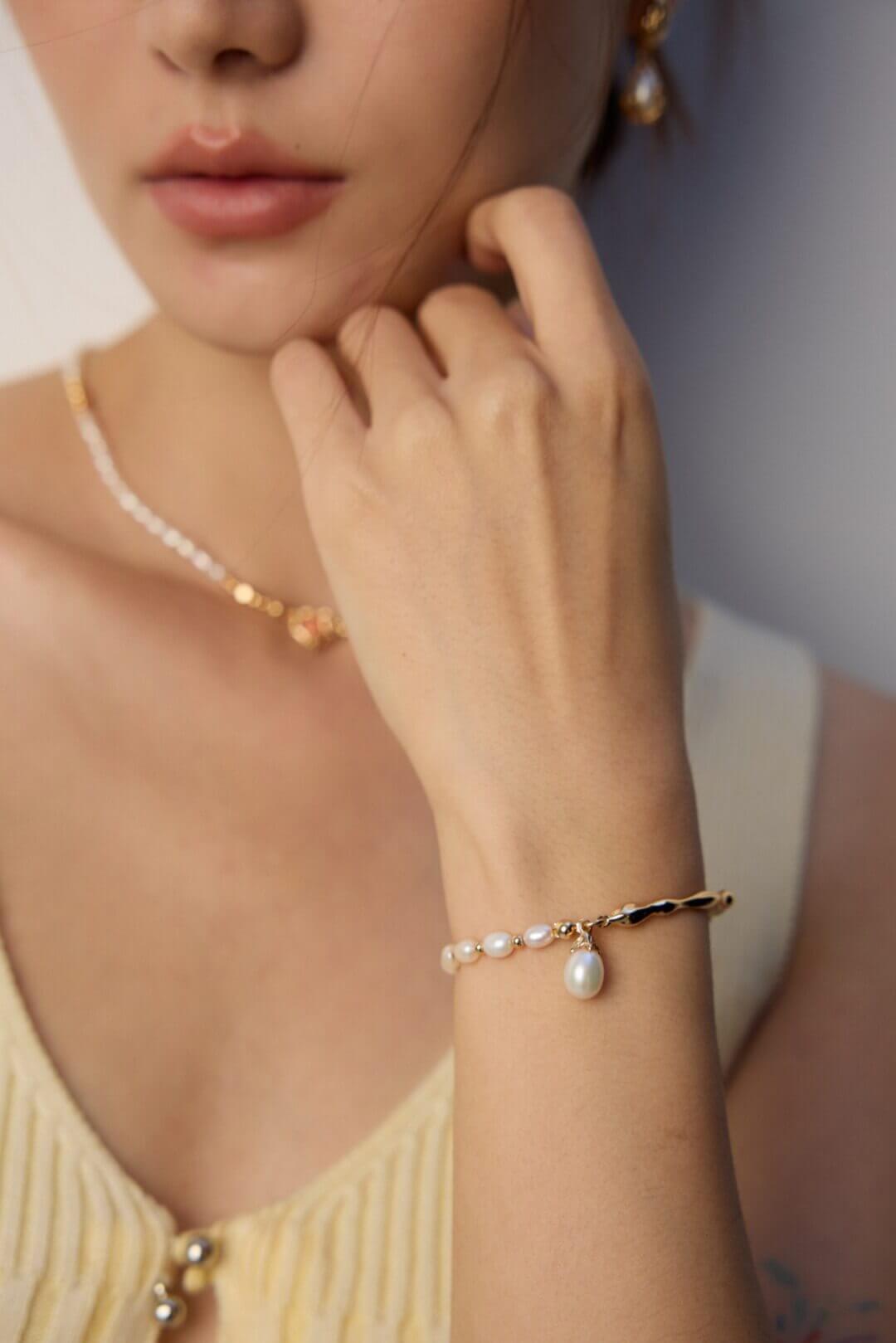 Size comparison of the 7x10mm and 4x6mm pearls next to a coin for scale.