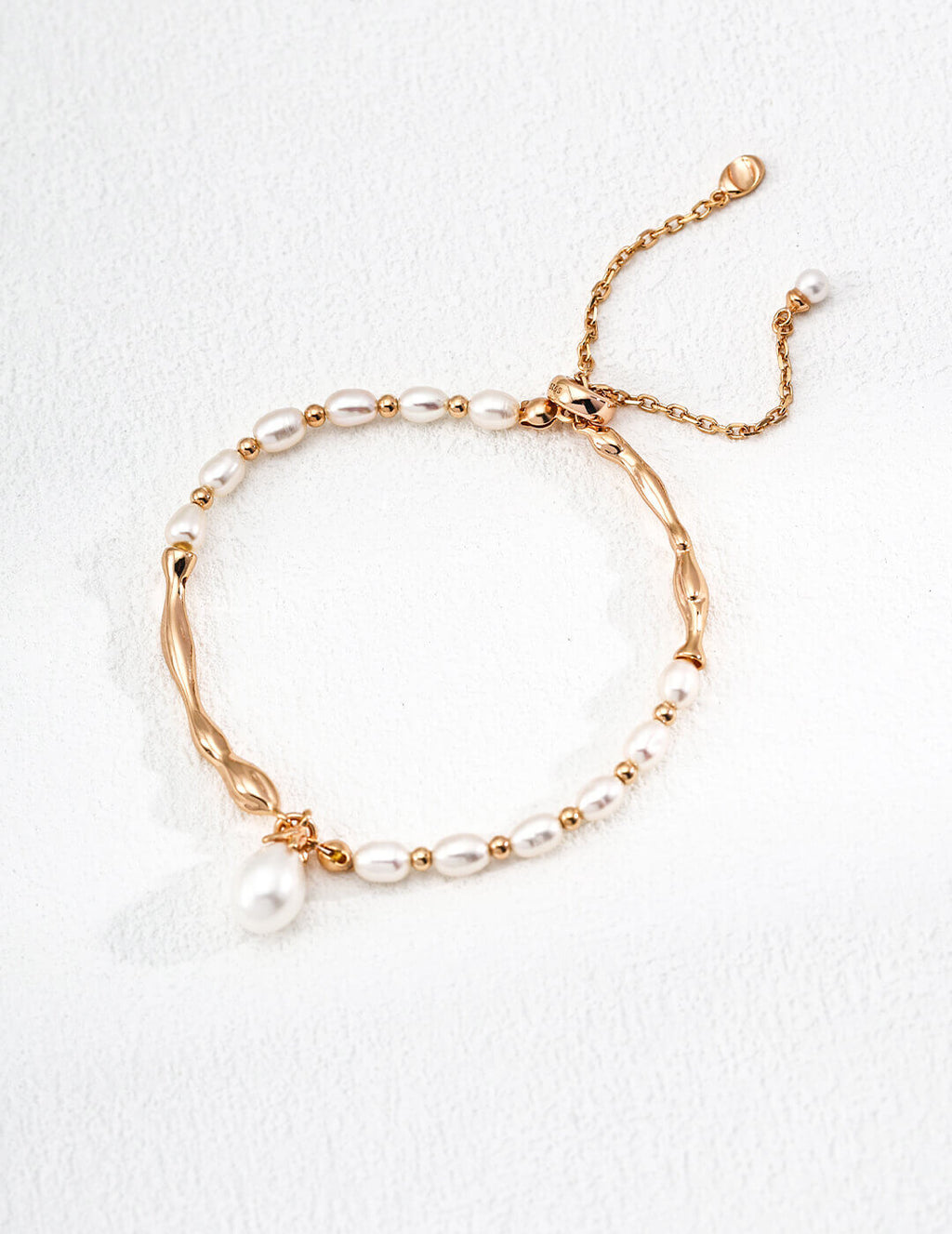 The natural pearl necklace with a warm vintage gold plated S925 silver chain.