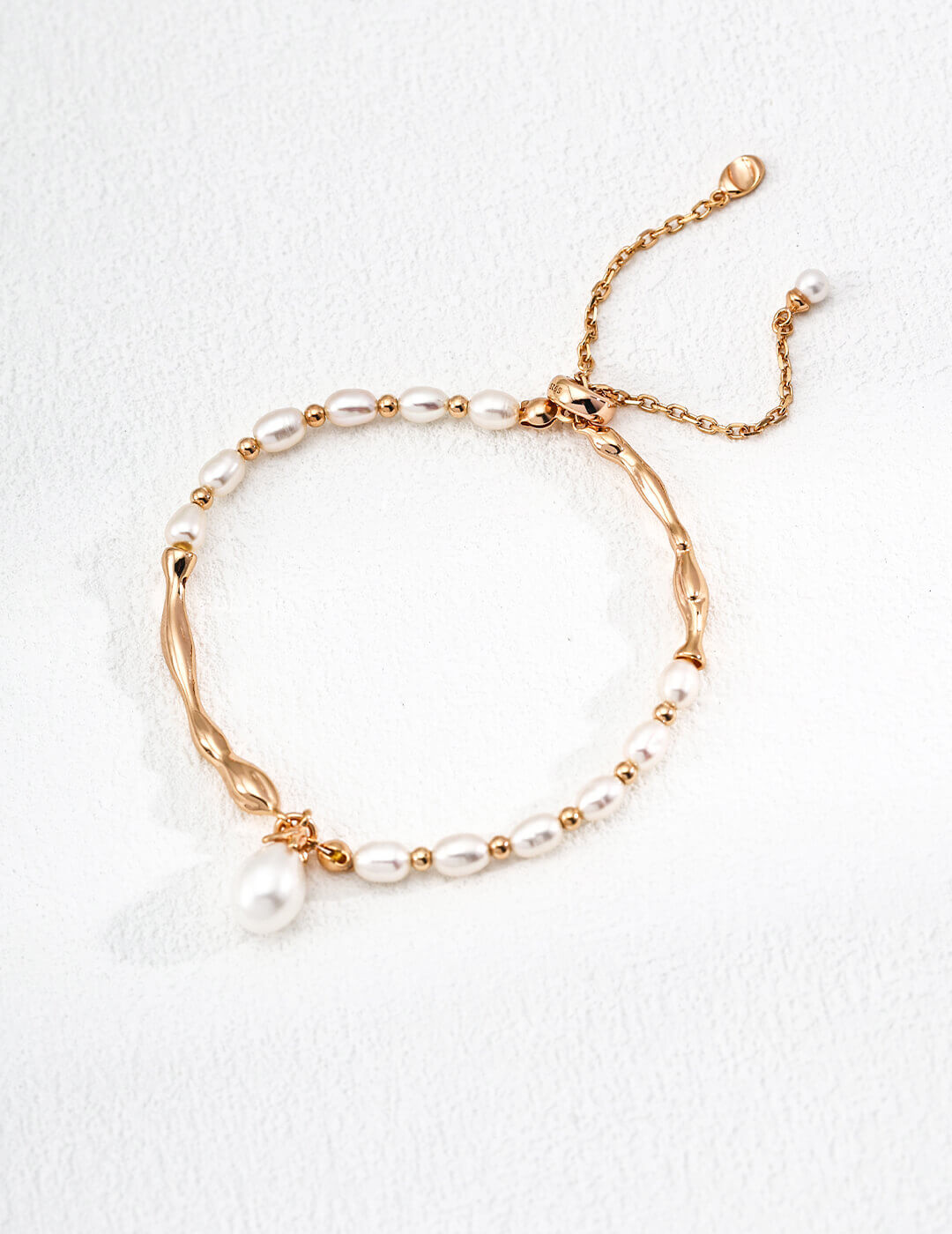The natural pearl necklace with a warm vintage gold plated S925 silver chain.