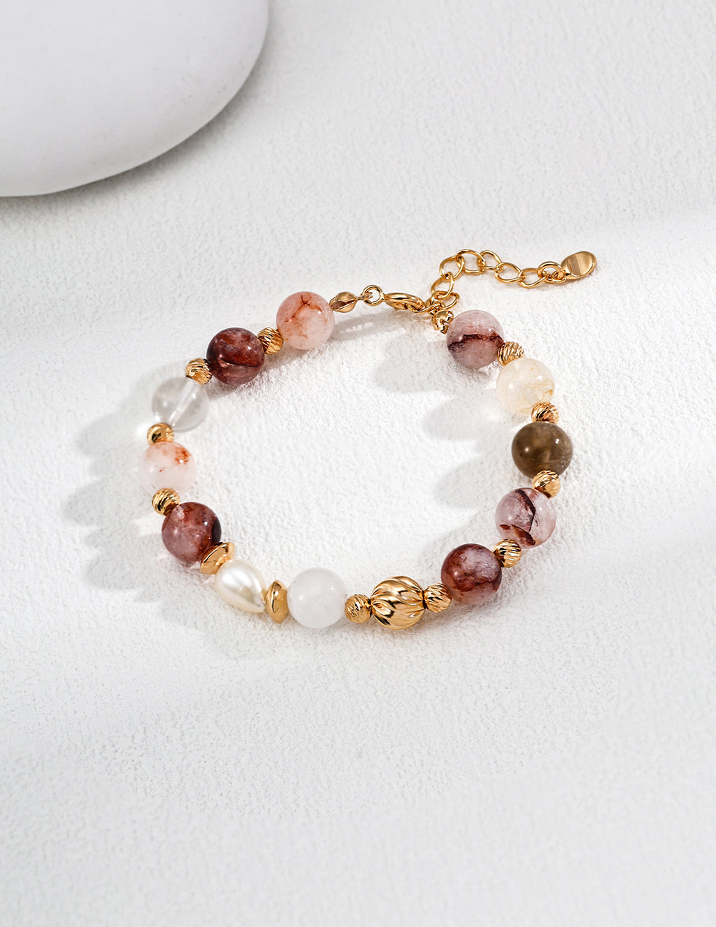 Front view of the natural pearl and red agate crystal bracelet in vintage gold S925 silver.