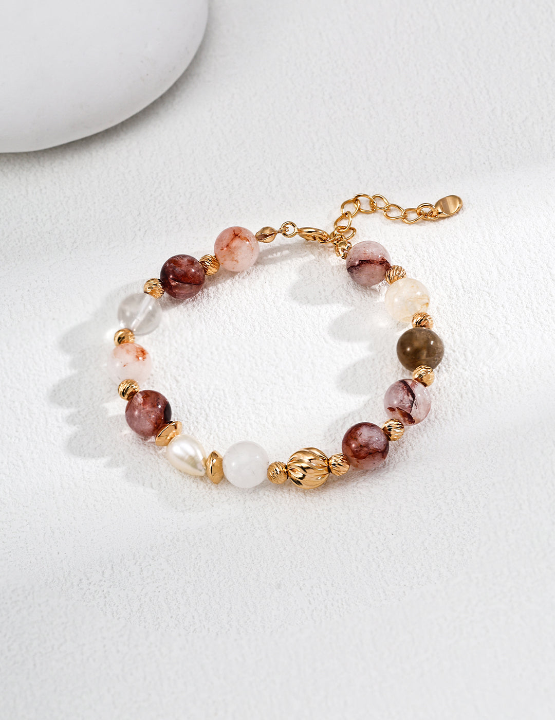 Front view of the natural pearl and red agate crystal bracelet in vintage gold S925 silver.
