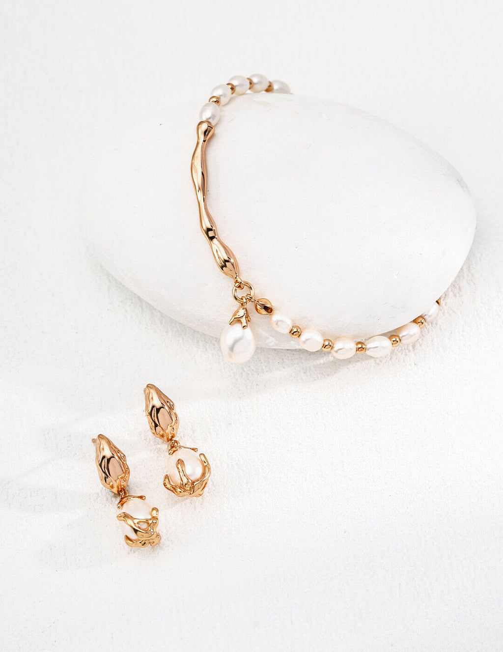 Casual daytime style with the adjustable pearl necklace over a t-shirt or sweater.