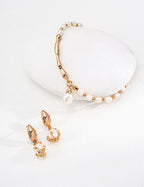Casual daytime style with the adjustable pearl necklace over a t-shirt or sweater.