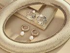 Exquisite inlay work that seamlessly combines the pearl and wood grain pattern for an elegant silhouette.
