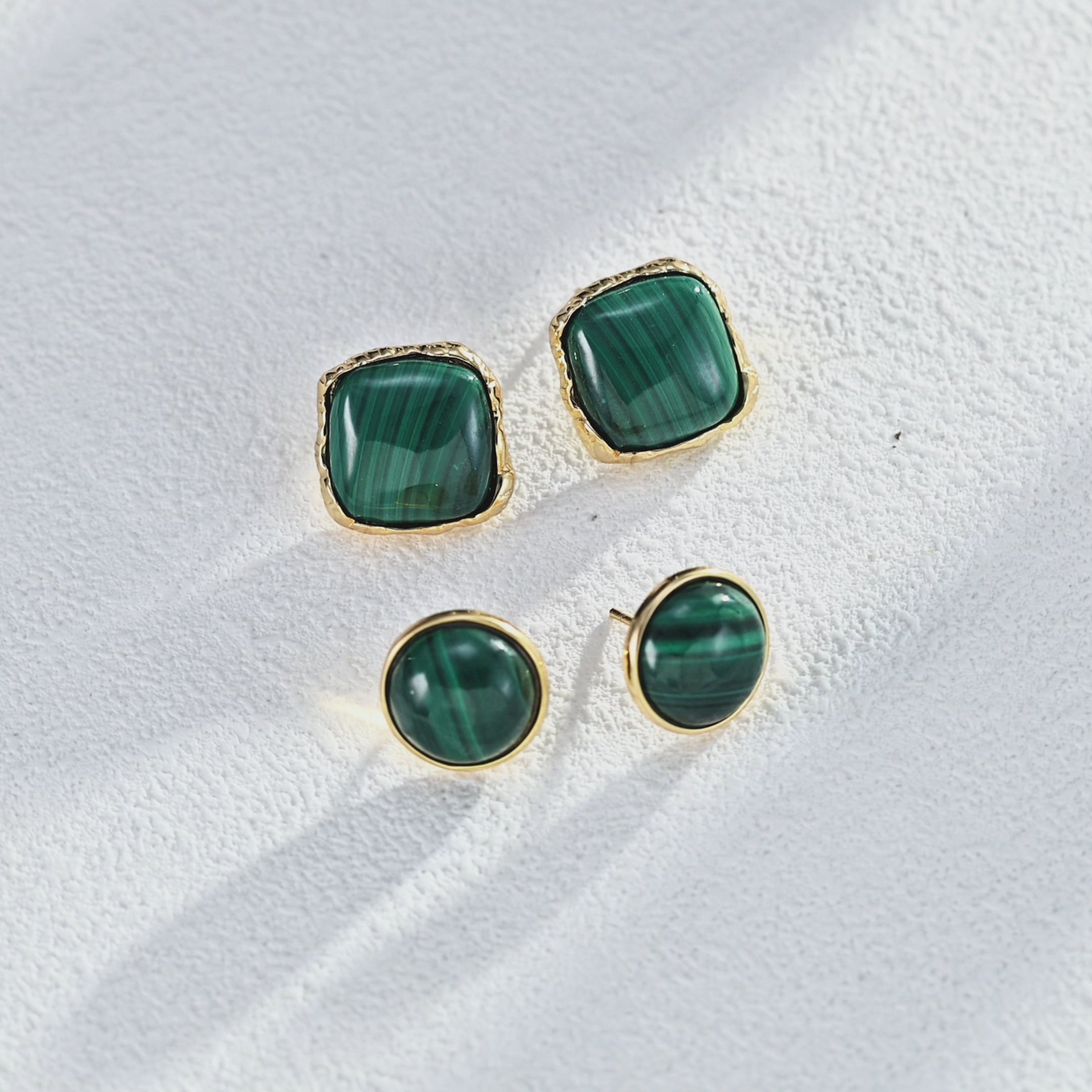  Detailed view of the exquisite S925 sterling silver setting, designed to securely hold the malachite without overpowering it.