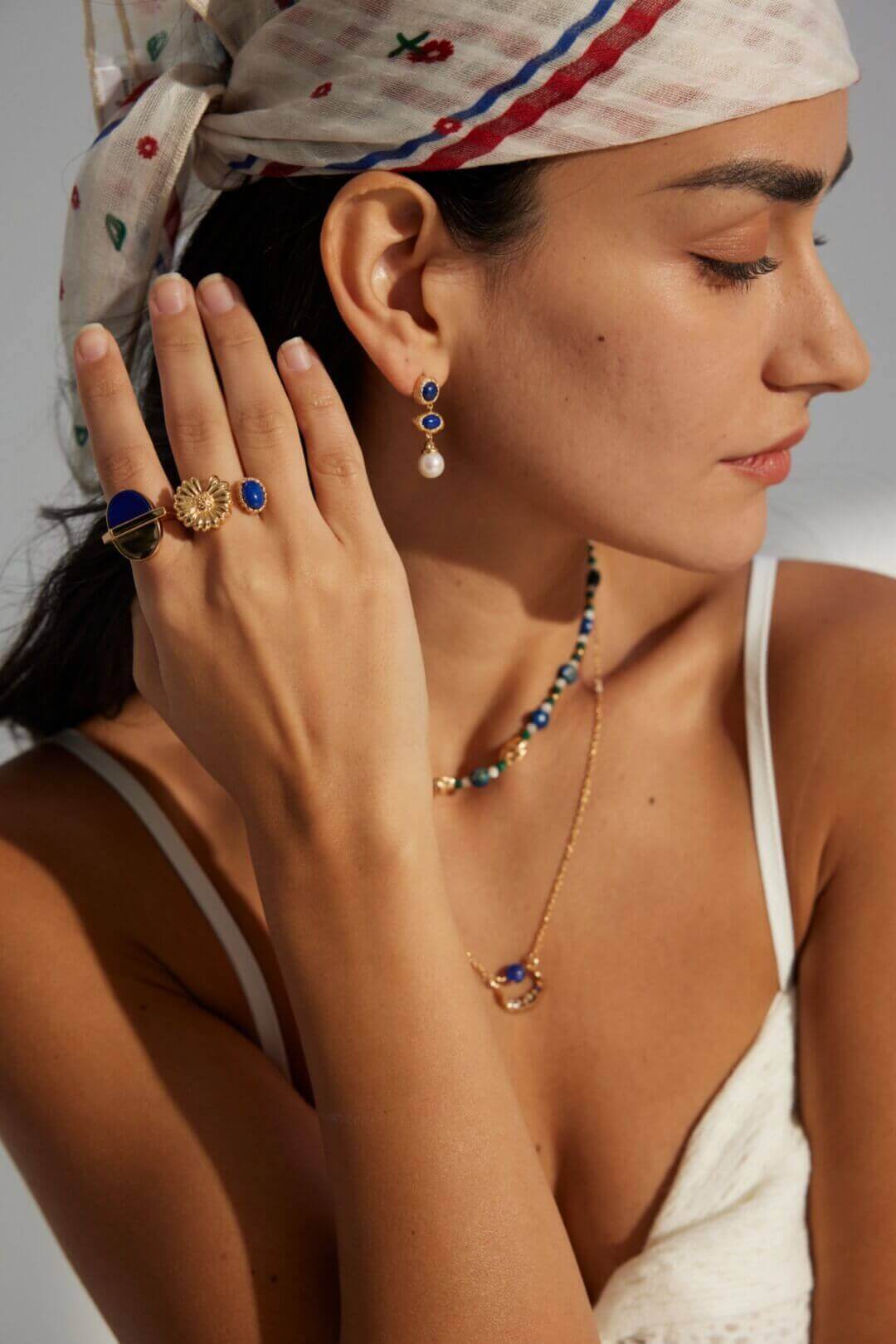 Versatile 3cm drop earrings perfect for business casual style, balancing earthy charm and elegance.