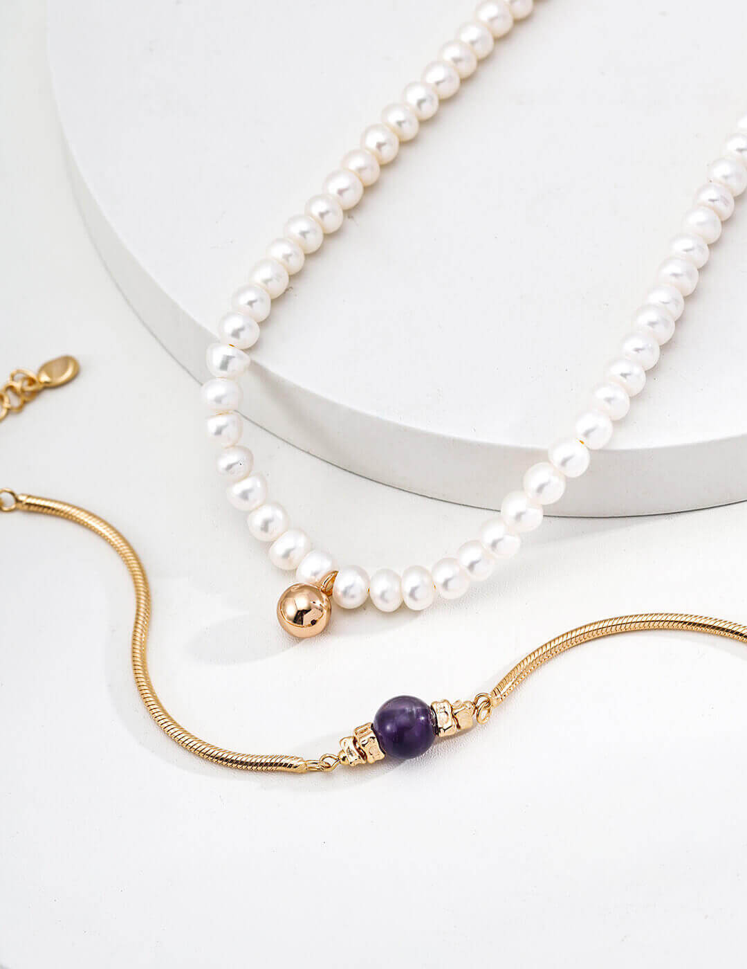 Close-up of the vintage gold lobster clasp and extender chain.