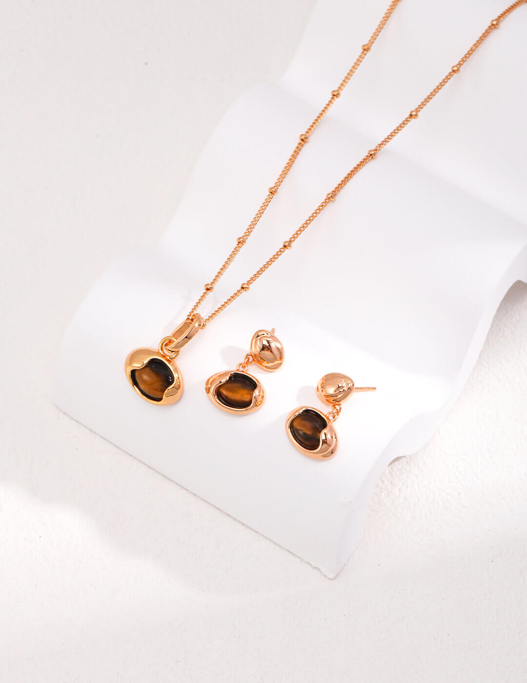 Complete Vintage Natural Tiger Eye jewelry set featuring necklace and earrings in 925 sterling silver with warm gold finish.