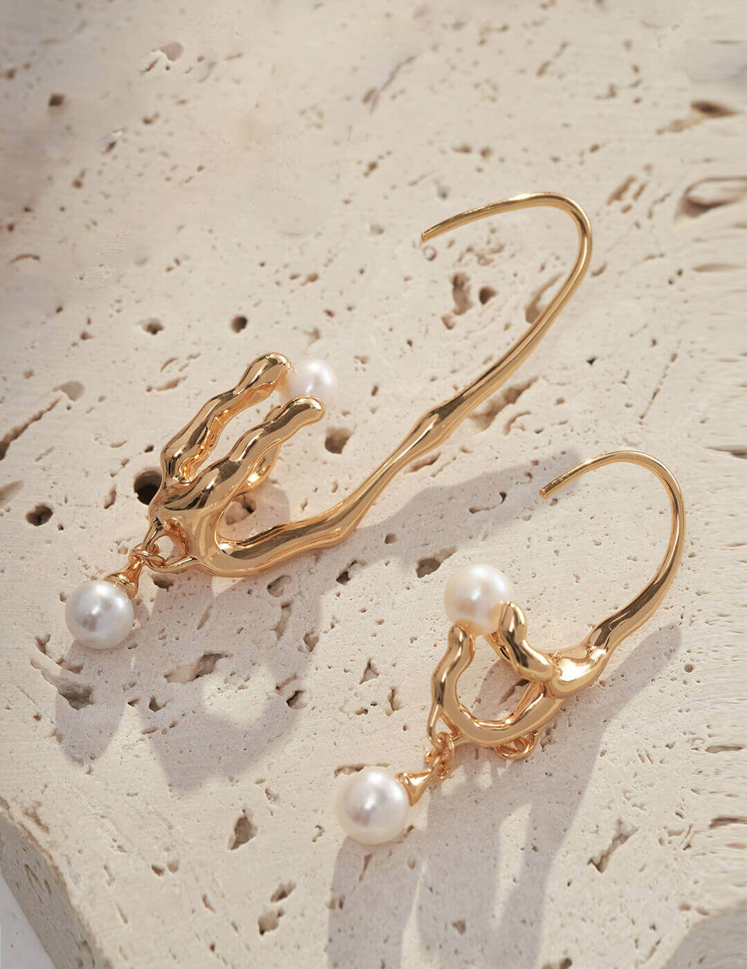 Withered Nest Series S925 sterling silver asymmetric drop earrings, featuring a natural pearl cradled by a claw-set vine design.