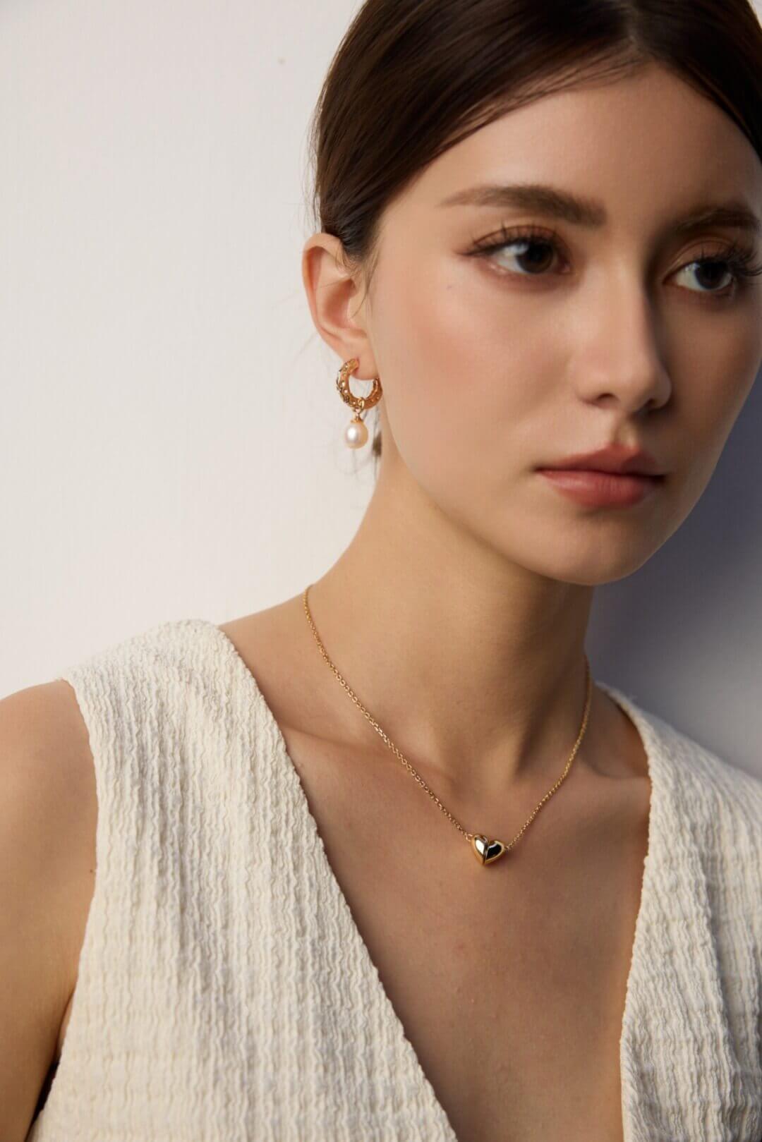 Wood grain and pearl earrings coordinated with other nature-themed accessories for a cohesive and elegant style.